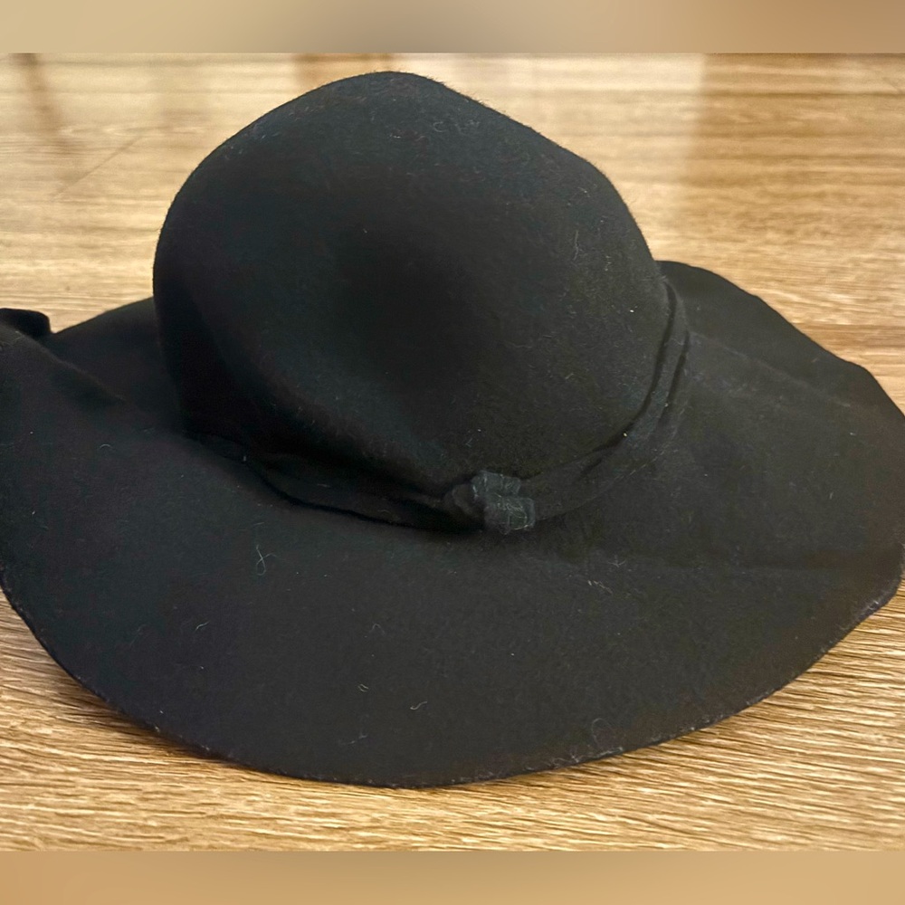GH Bass 100% wool wide brim floppy hat.